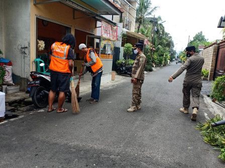 podiumnews.com-Pelanggar Tertib Masker di Kembangan Disanksi Menyapu Jalan